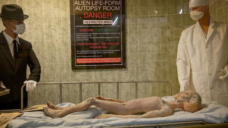 Alien body on gurney being examined after it's spaceship crashed near Roswell. A display at the International UFO Museum and Research Center in Rowsell, New Mexicoのeditorial素材
