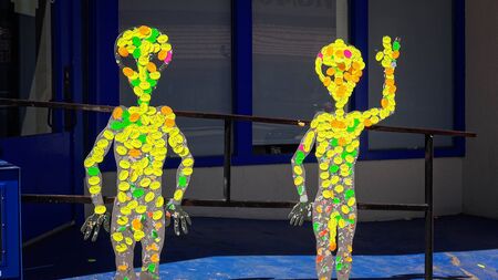 People pass by two alien figures in front of the International UFO Museum and Research Center in Roswell, New Mexicoのeditorial素材