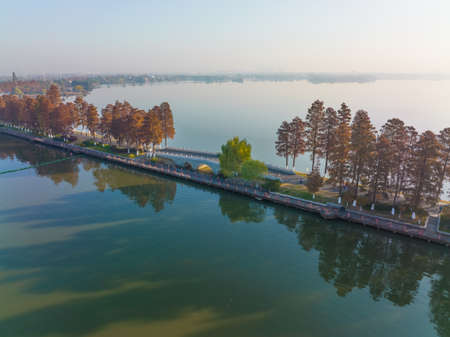 The scenery of Donghu Scenic Area in Wuhan, Hubei in late autumn and early winterの写真素材