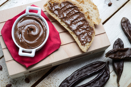 Composizione di crema al cioccolato di carrubaの写真素材