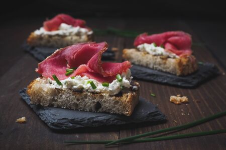 Smoked tuna crouton with cream chese and chivesの写真素材