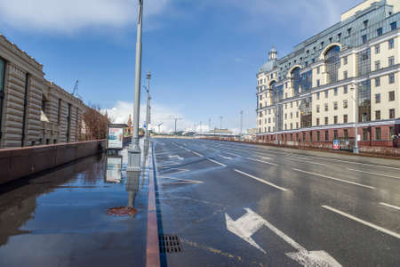 Moscow, Russia, April 17, 2020. Coronavirus Quarantine, Covid-19 in Moscow Empty Moskvoretsky bridgeのeditorial素材