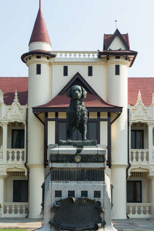 Statue of Jarlet (his majesty's dog of king Rama VI) in front of Pratumnak Chali Mongkol Asana, Sanamchan Palace, Nakornprathom, Thailandのeditorial素材
