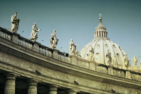 The Papal Basilica of Saint Peter in the Vatican seen from Saint Peters Square.のeditorial素材