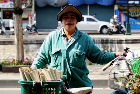 Chiang mai, Thailand -January 17, 2009  Peddler sell her food in street with her bicycle in Chiang mai のeditorial素材