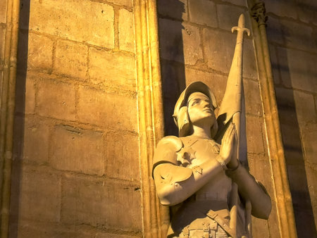 NOTRE DAME, PARIS, FRANCE- SEPTEMBER 20, 2015: marble statue of a knight in notre dame cathedral, parisのeditorial素材
