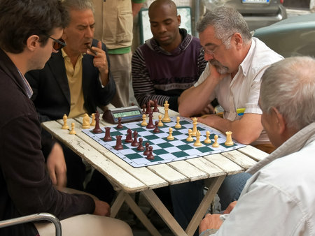 ROME, ITALY- SEPTEMBER 30, 2015: player winning a street game of chess, romeのeditorial素材