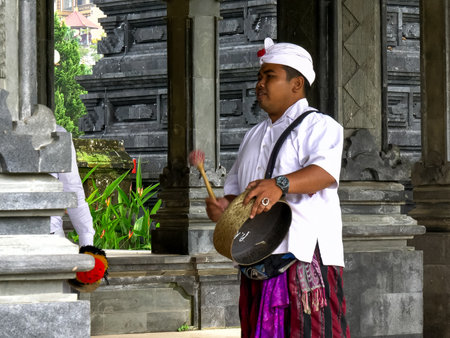 TABANAN, INDONESIA- JUNE, 16 2017: close up of a gong player at ulun danu beratan templeのeditorial素材