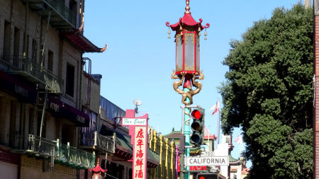 SAN FRANCISCO, CA, UNITED STATES OF AMERICA - OCTOBER, 27, 2017: california street sign and lamppost in chinatownのeditorial素材