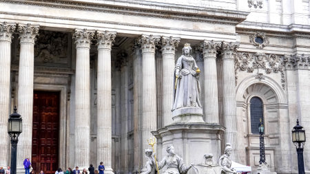 LONDON, ENGLAND- OCTOBER, 5 2017: queen annes statue at the front of st pauls cathedral in londonのeditorial素材