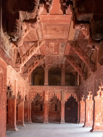 AGRA, INDIA - MARCH, 28, 2019: wide shot of columns and the interior of a palace at red fortのeditorial素材