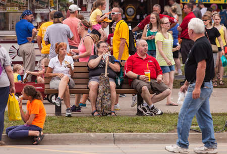 DES MOINES, IA /USA - AUGUST 10: Attendees at the Iowa State Fair. Unidentified people enjoy food at the Iowa State Fair on August 10, 2014 in Des Moines, Iowa, USA.のeditorial素材