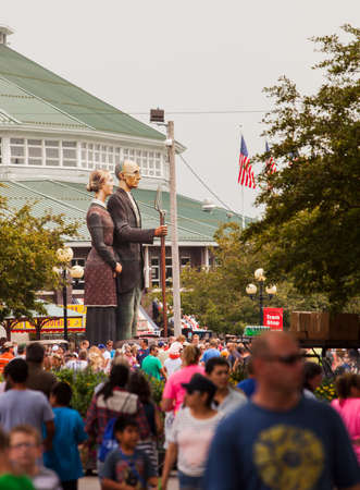 DES MOINES, IA /USA - AUGUST 10: Attendees at the Iowa State Fair. Thousands of people filling the midway at the Iowa State Fair on August 10, 2014 in Des Moines, Iowa, USA.のeditorial素材
