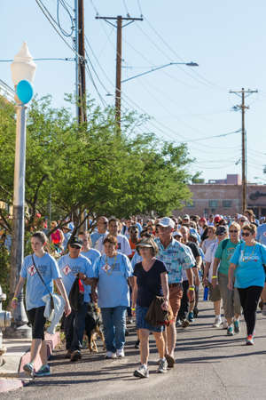 TUCSON, AZ/USA - OCTOBER 12: Unidentified participants in AIDSwalk on October 12, 2014 in Tucson, Arizona, USA.のeditorial素材