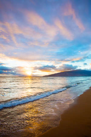 Hawaiian Sunset at Kihei Beach on Mauiの素材 [FY31035572584]