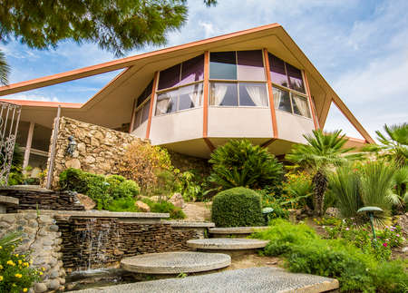 PALM SPRINGS, RIVERSIDE COUNTY, CALIFORNIA, USA - SEPTEMBER 20:  Historic mid century home built by Robert Alexander, designated The House of Tomorrow and used by Elvis Presley and Priscilla Presley on their honeymoon in 1967, on September 20, 2015 in Palのeditorial素材