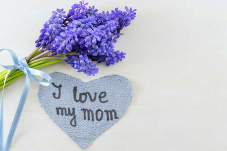 Bluebell spring flowers with I love my mom noteの写真素材