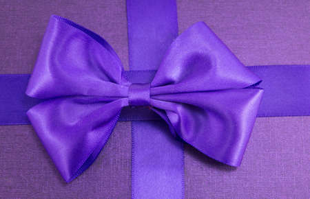closeup of a purple gift box with ? ribbonの写真素材