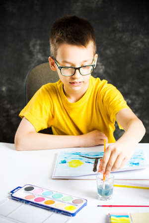 Young boy making a colorful drawing at homeの写真素材