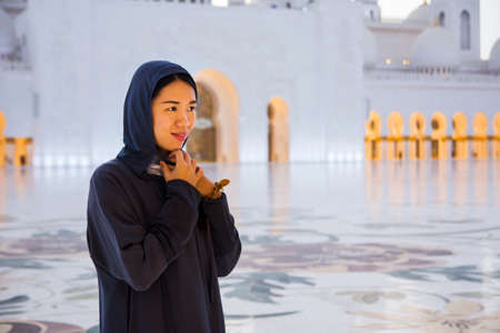 Female tourist at Sheikh Zayed Grand Mosque in  Abu Dhabi - UAEの写真素材
