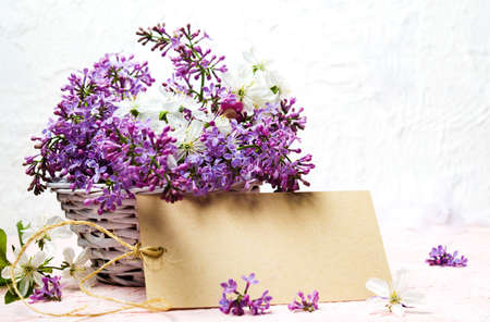 Lilac flowers arrangement with empty paper note cardの写真素材