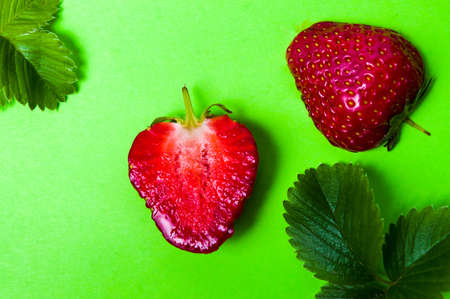 Fresh raw strawberries on green background flat layの写真素材