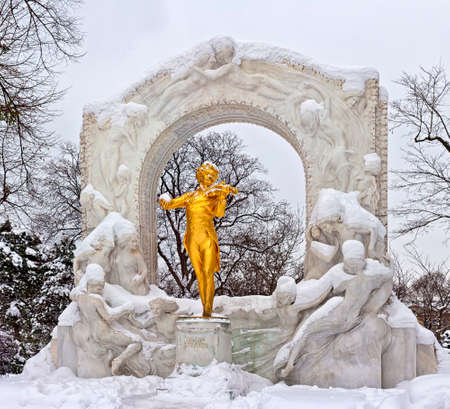 Statue of Johann Strauss in winter in Vienna Stadtparkのeditorial素材