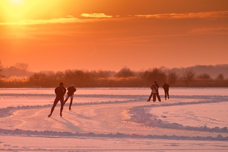 Dutch speed skaters are back lit by setting sunのeditorial素材