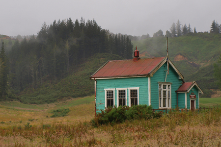 BLACKWATER, NEW ZEALAND, DECEMBER 17: Old wooden school building in clouded countrysideのeditorial素材