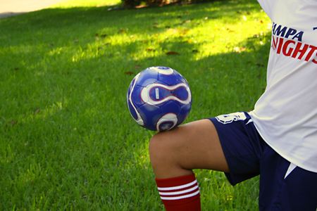 soccer bal on kneeの写真素材
