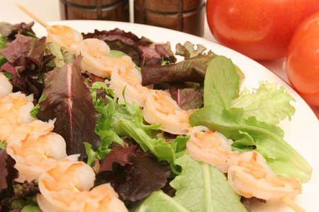 shrimp skewers on saladの写真素材