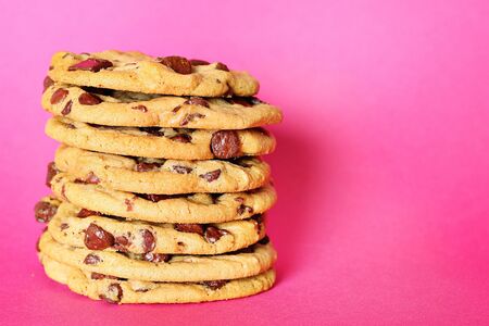 chocolate chip cookie stack on pinkの写真素材