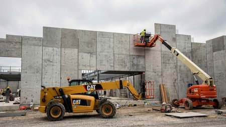 Construction workers are working on the construction site.