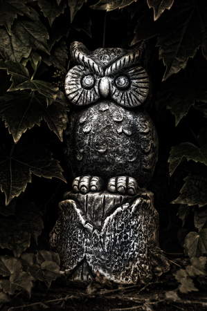 Owl Statue with Ivyの写真素材