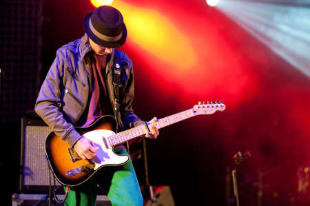 CANARY ISLANDS - SEPTEMBER 30: Guitarist Alby Ramirez from the band The Good Company during Heineken Music Fest September 30, 2011 in Las Palmas, Canary Islands, Spainのeditorial素材