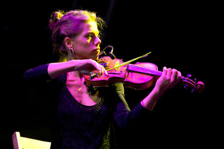 CANARY ISLANDS - NOVEMBER 12: Lisa Bauer from Spain playing violin, with the band Las Migas, onstage during Womad 2011 November 12, 2011 in Las Palmas, Canary islands, Spainのeditorial素材