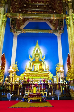 Chinarat Buddha statue in Wat Benchamabophit in Bangkok Thailand verticalのeditorial素材