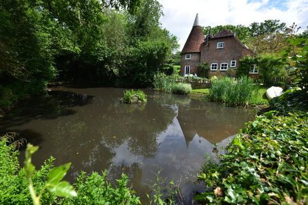 Sussex oast house and English country garden.の写真素材