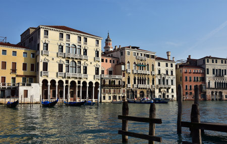 Venice, Italy, November 30, 2015: View of the Grand Canal in front of the Rialto Fish Marketのeditorial素材