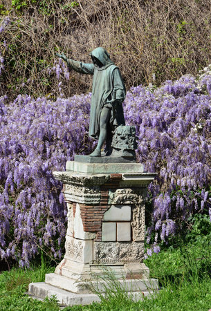 Cola di Rienzo, a powerful politician in medieval Rome who revolted against the Pope. Bronze statue cast in 1887 and now on Capitoline Hill, among flowers.のeditorial素材