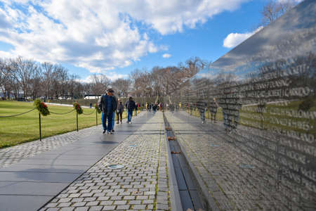 Vietnam Veterans Memorial. The wall in black granite engraved with the names of Vietnam Veterans. Washington DC, USA.のeditorial素材