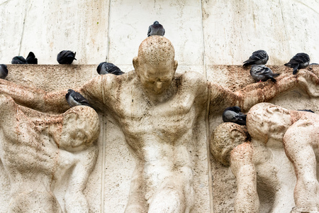 Pigeons on top of the statue in Amsterdam, Netherlands. Hollandの写真素材