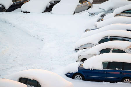 Car under thick blanket of snow after storm. Vehicles buried under ice. Nobodyの素材 [FY310169963758]