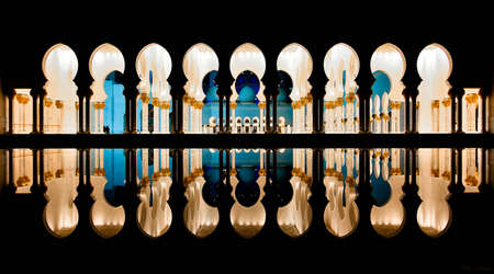 Mosque columns reflecting in the water, Abu Dhabi, United Arab Emiratesのeditorial素材