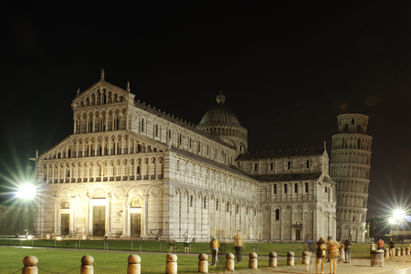 Leaning tower of Pisa and chatedral night shot in Piazza dei Miracoliのeditorial素材