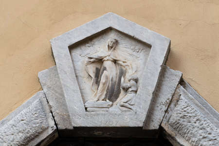 Keystone with bas-relief depicting the adulation of the Madonna and the Latin inscription: posuerunt me custode (They made me a keeper)の写真素材