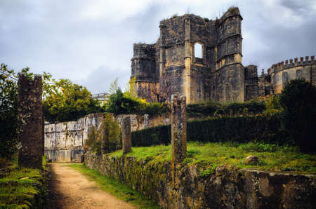 Pathway in the outside courtyard of the convent of Christ, ancient templar castle and monastery in Tomar, Portugalのeditorial素材