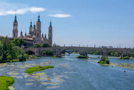 Basilica del Pilar and Ebro riveの写真素材