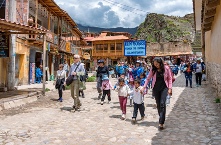 Ollantaytambo, Peru - March 17, 2025: A religious procession dedicated to Virgem de Fatima ( Virgin Mary) on the streets of Ollantaytambo.のeditorial素材