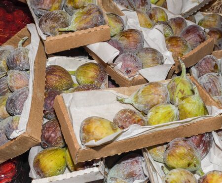 Ripened figs in boxes for sale at the farmers marketの写真素材